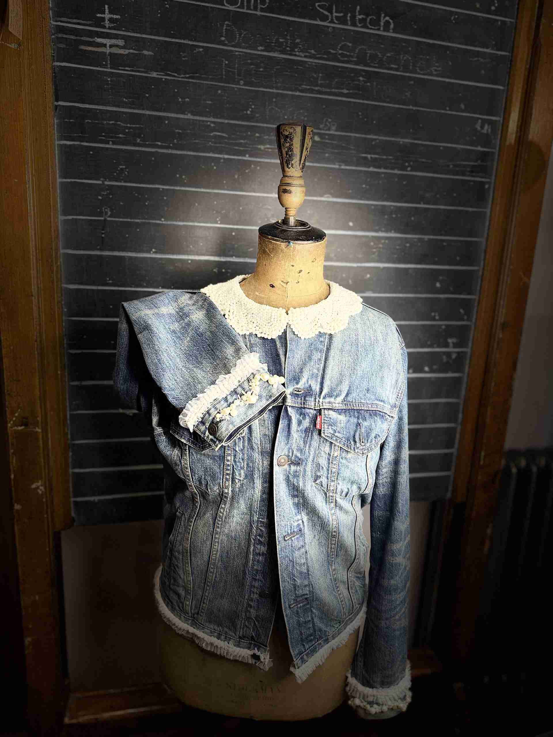 Stars and Pearls Denim Levi Jacket Size M - Image 5